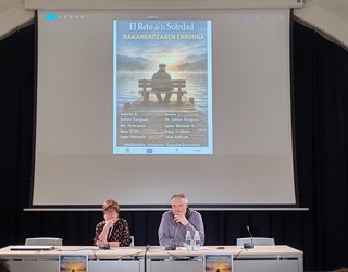 Esker ona hitzaldian parte hartutako guztioi