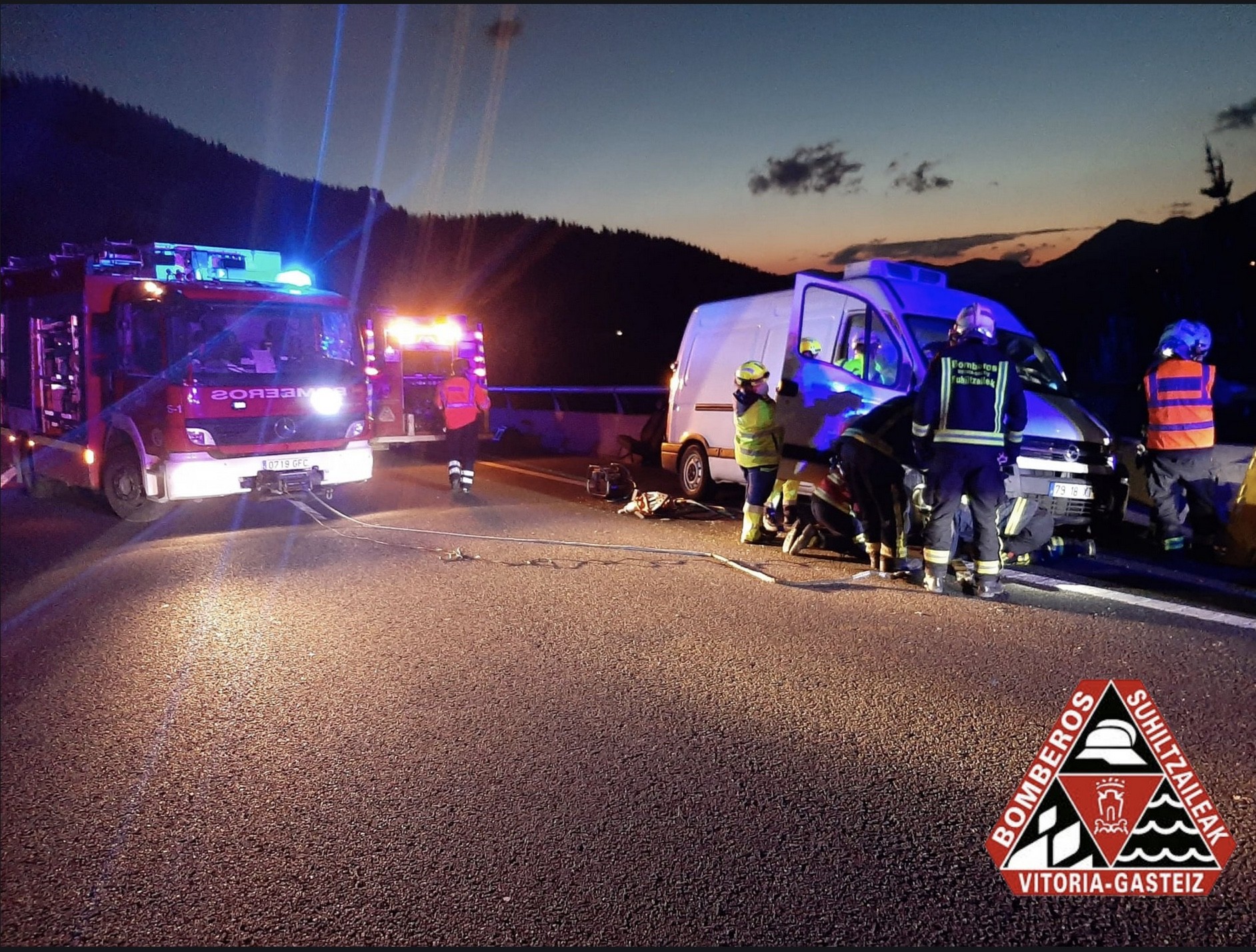 Auto batek eta furgoneta batek talka egin dute AP-1 autobidean, Eskoriatzan