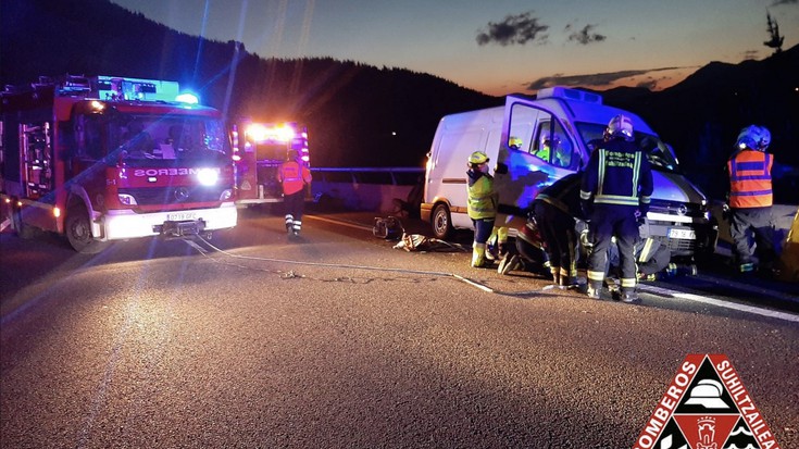 Auto batek eta furgoneta batek talka egin dute AP-1 autobidean, Eskoriatzan