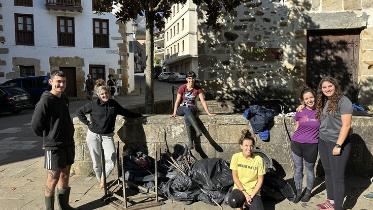 Auzolanean garbitu dute Aramaio ibaia