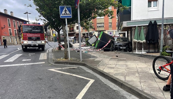 Auto bat errepidetik irten da eta istripua izan du Eskoriatza erdigunean