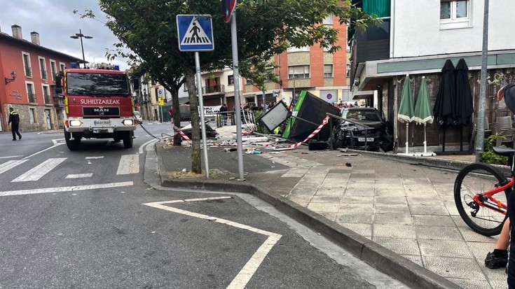 Auto bat errepidetik irten da eta istripua izan du Eskoriatza erdigunean