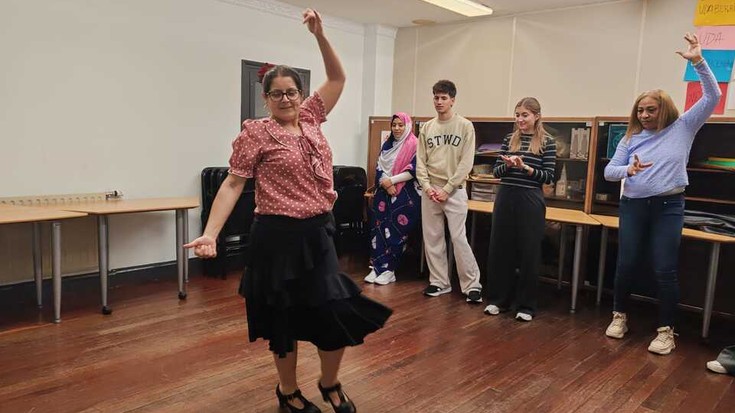 Sevillanak ikasteko hastapeneko-saioa egin dute Maitane Rasorekin