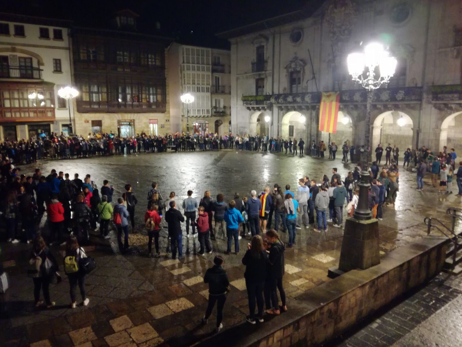 Kataluniaren alde mobilizatzeko deialdia: lapiko-jotzea eta itzalaldia 