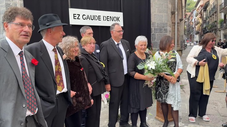 Eskapularioa soinean, lore eskaintza Maritxuri