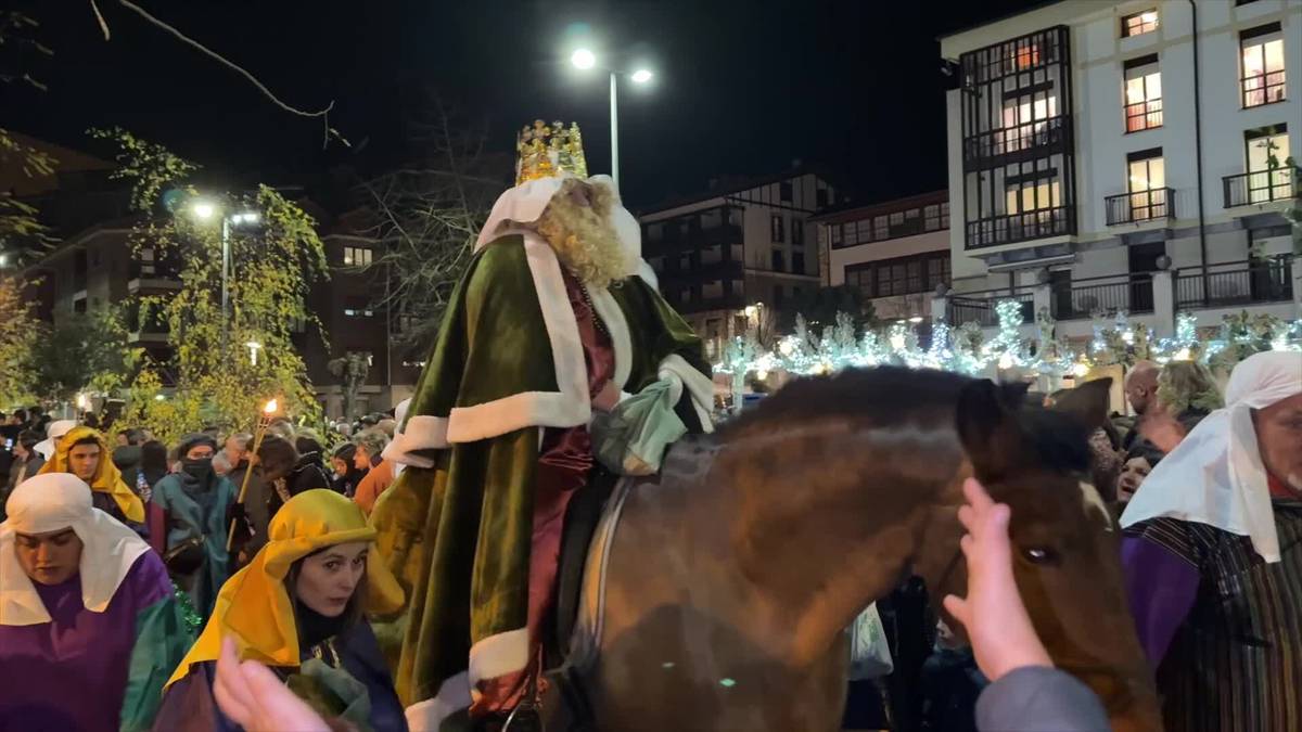 Bizarrak eta kapak dantzan dituztela heldu dira Errege Magoak Debagoienera