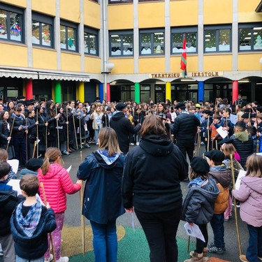 Bazkaria eta ate irekiak Txantxiku ikastolan