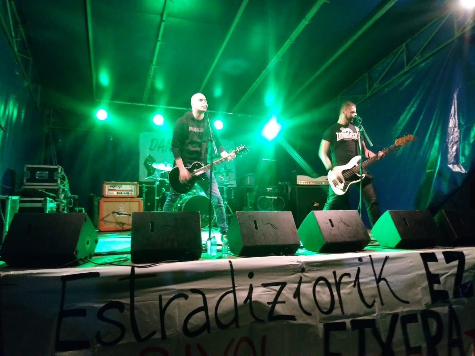 Rock kontzertuek girotu zuten Gatzagako jaietako lehen gaua