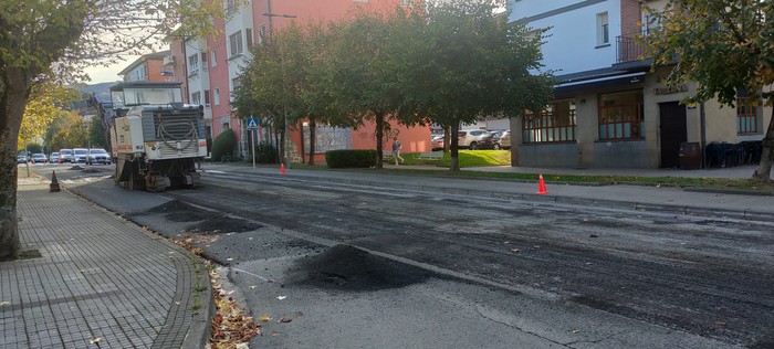 Hasi dituzte zazpi kale eta bide asfaltatzeko lanak Aretxabaletan