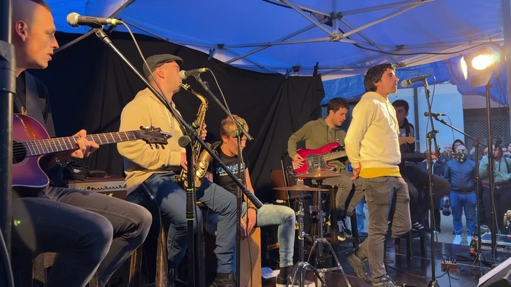 Musikarekin eman diote hasiera gaur jarraipena izango duen Atxorrotx Kultur Elkartearen Egunari