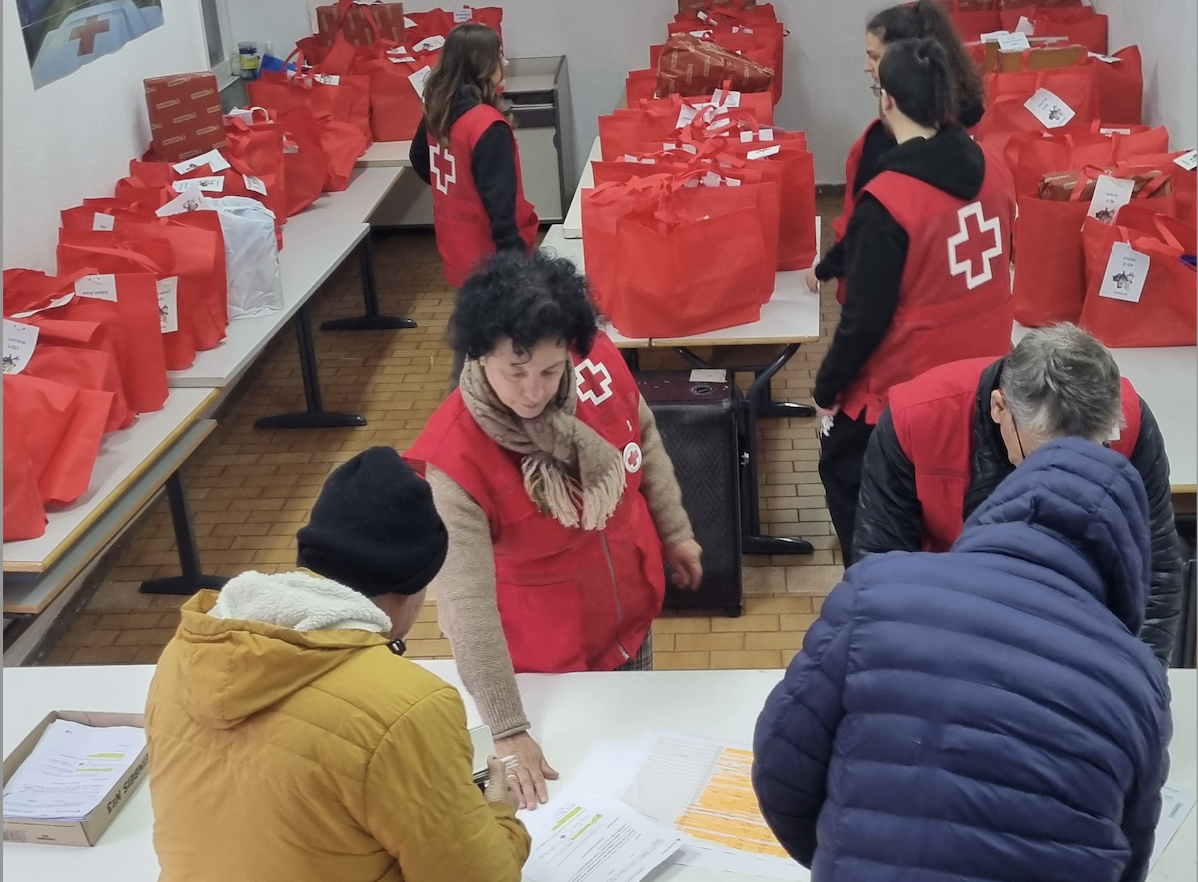 Gurutze Gorriak 260 haurri banatu dizkie jostailuak