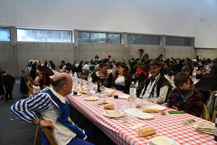 660 lagunendako lekua egongo da Aratusteetako bazkarian, kiroldegian