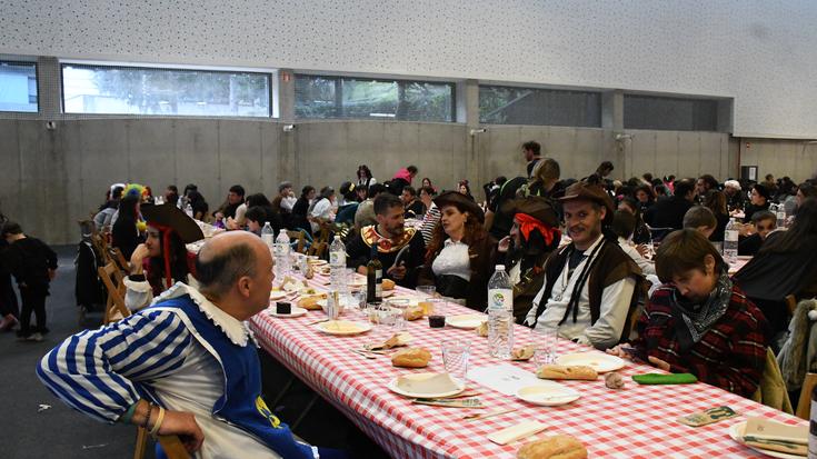 660 lagunendako lekua egongo da Aratusteetako bazkarian, kiroldegian