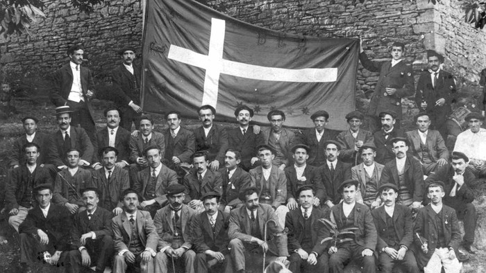 'Bergarako ikurrina' eta herriko bandera hizpide egubakoitz iluntzean