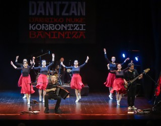 "Benetan hunkituta", Korrontzi eta Oinkarirekin dantzatu eta gero