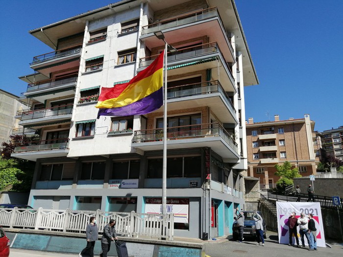 Domekan jasoko dute Espainiako bandera errepublikanoa