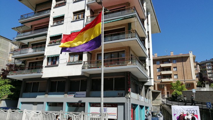 Domekan jasoko dute Espainiako bandera errepublikanoa