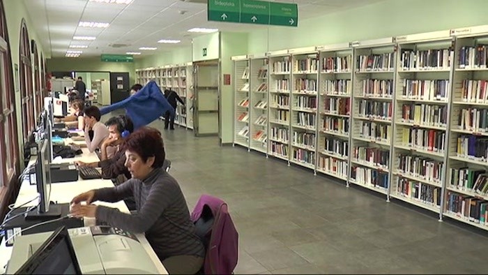 Arrasateko Bibliotekak abuztuan ere zabalik izango ditu ateak