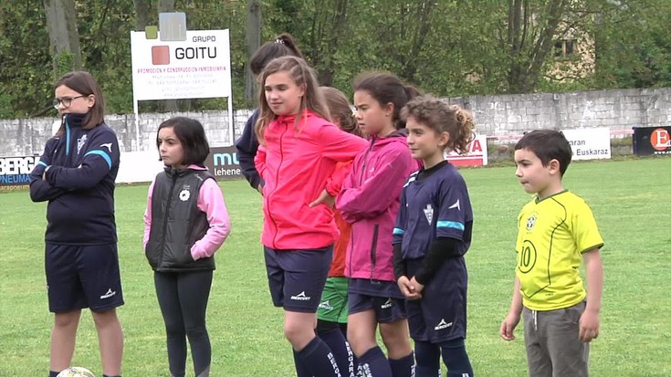 Garbiñe Etxeberriaren bisita jaso dute Bergarako neska futbolariek