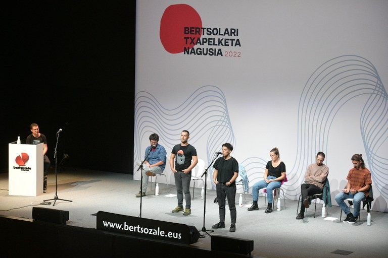Seigarren egin du bertso txapelketa nagusiko saioan Manex Agirrek
