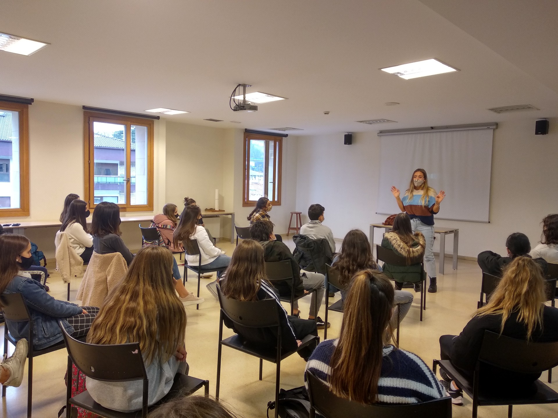 Zuriñe Hidalgo abeslaria Kurtzebarri institutuko ikasleekin