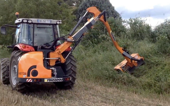 Sastrakak kentzeko besoa erosiko du Udalak, traktoreari egokitzeko