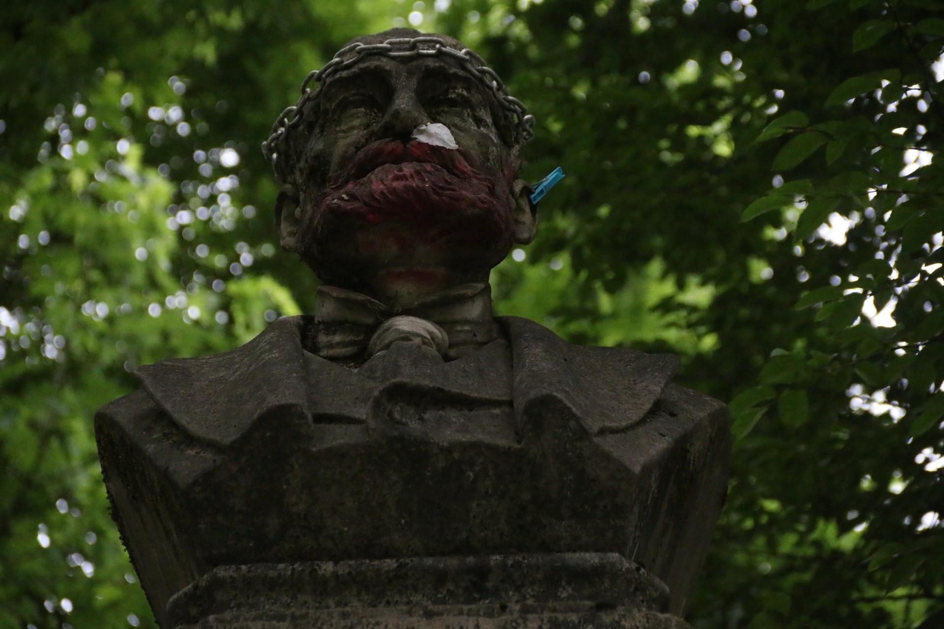Biteriren estatua, "dagokion lekura"