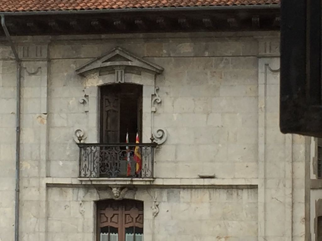 Espainiar bandera txiki bat jarri dute Arrasateko udaletxean 