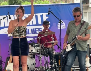 Energia handiko rhythm and blues saioa eman du Slow Times Blues Band taldeak Zigarrolan