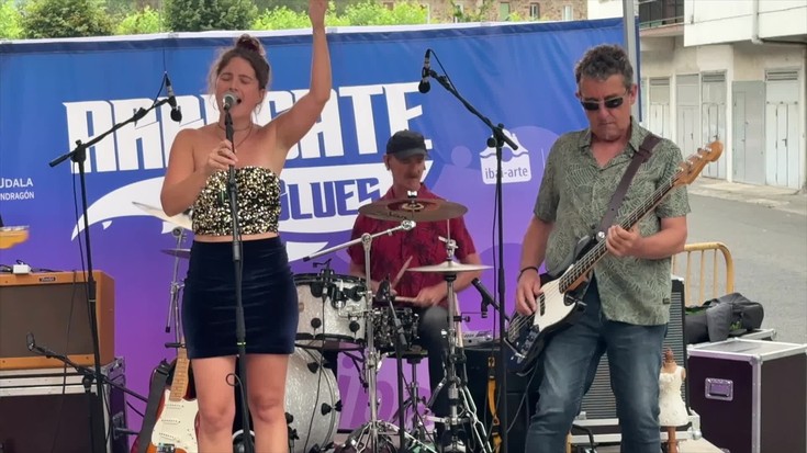Energia handiko rhythm and blues saioa eman du Slow Times Blues Band taldeak Zigarrolan