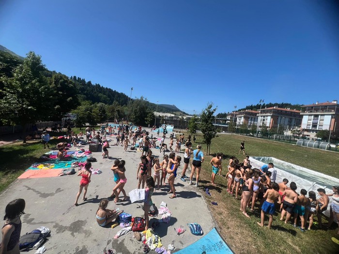 Ia 300 haurrek hartuko dituzte herriko txokoak, udaleku irekien baitan