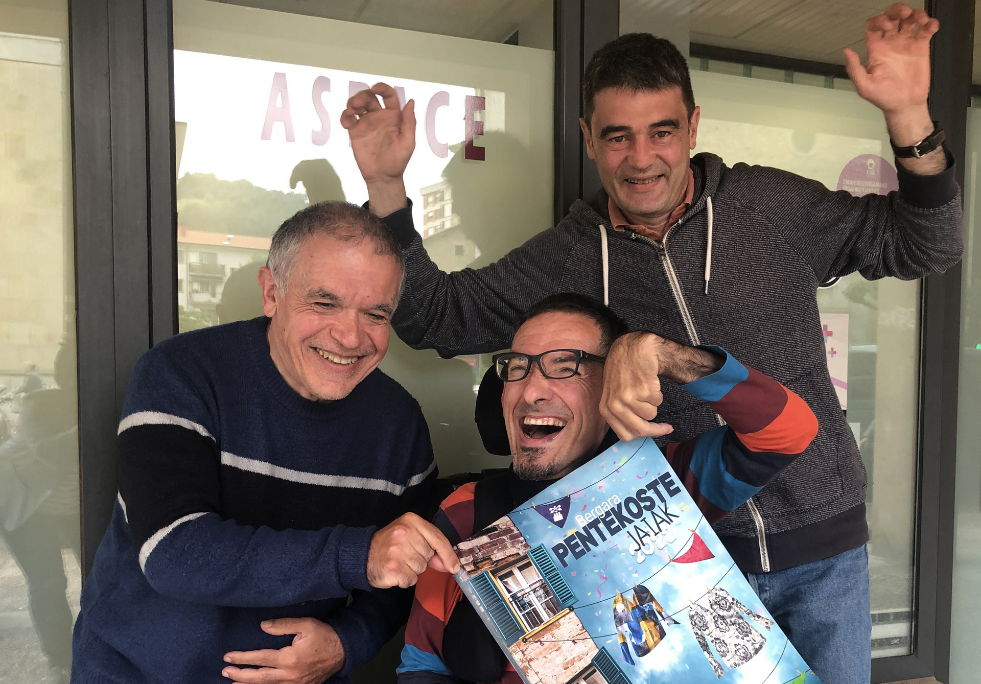 Aspaceko lagunak ilusio handiz, suziria botatzeko prest