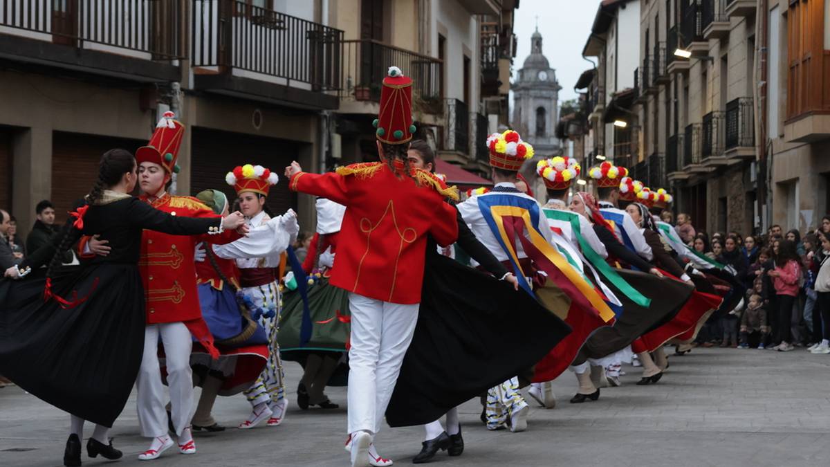 Oñatz taldearen bolant dantzekin agurtu dute Aratuste-asteburua