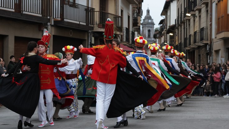 Oñatz taldearen bolant dantzekin agurtu dute Aratuste-asteburua