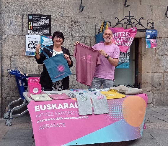 Aste honetan hasiko dira Euskaraldiko txapak banatzen Arrasaten