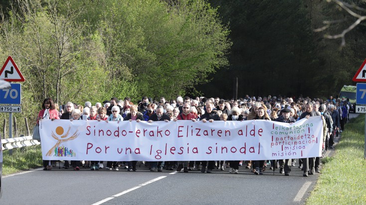 Bi urteko geldialdiaren ondoren, gaur, berriro egin dute Gipuzkoako elizbarrutiak antolatutako erromesaldia