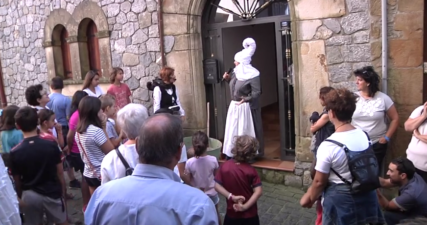 Erdi Aroko bisita gidatuan parte hartu dutenei eskerrak