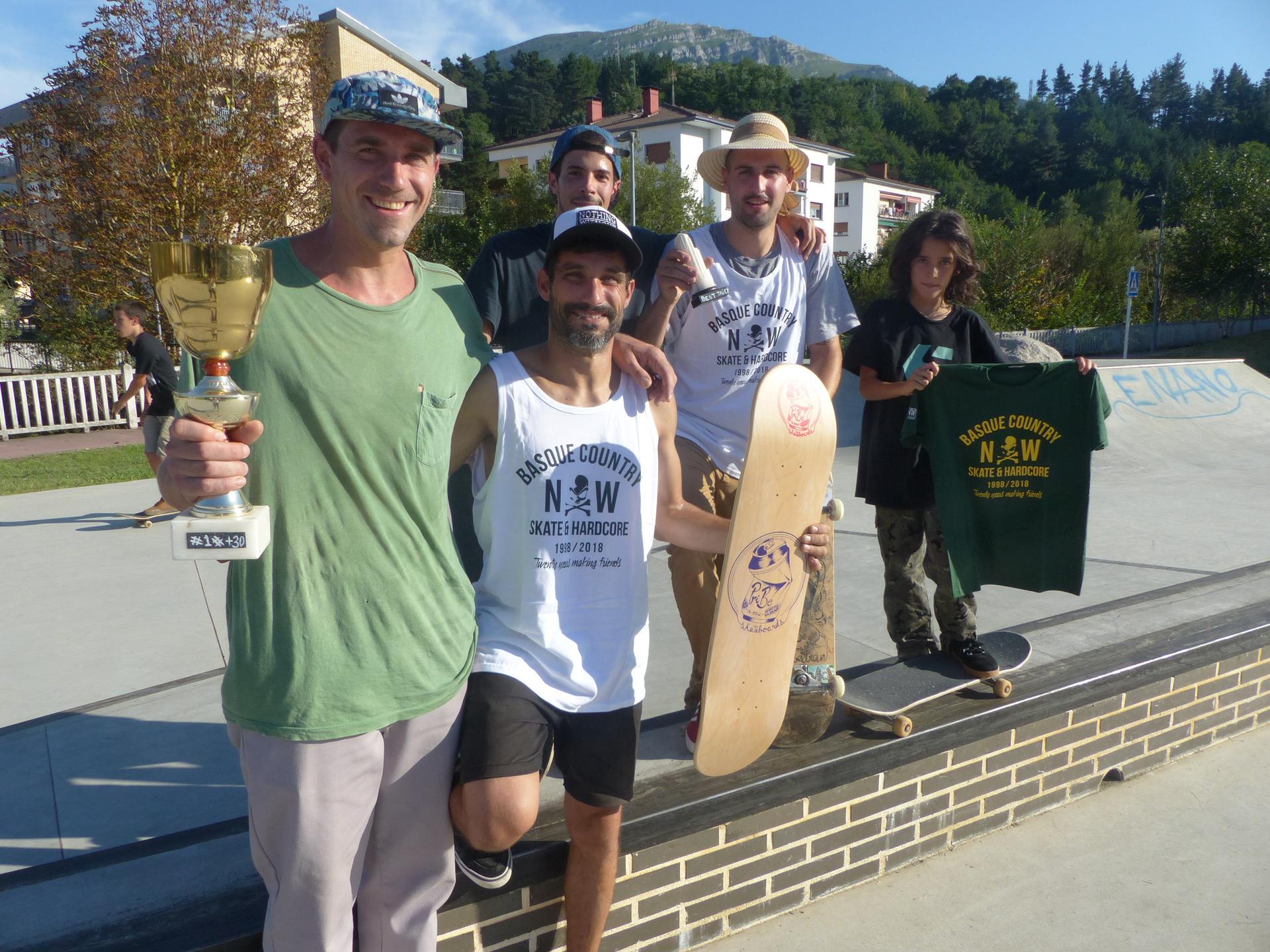 Askotariko figurak egin dituzte Aretxabaletako Skate Festako 30 parte-hartzaileek
