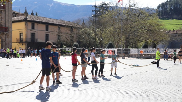 'Euskal Giroan Jolasean' pasatu dute goiza Debagoieneko ikastolek