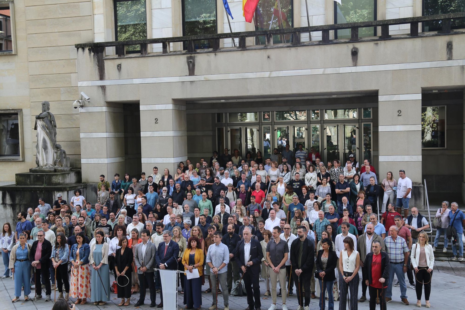 Berrehundik gora alkate eta ordezkarik Udal Legearen aurkako epaia salatu dute