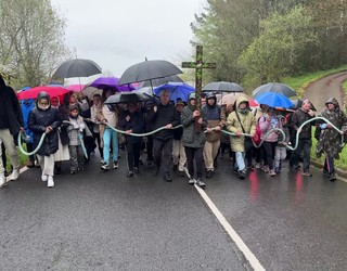 800 bat fededun batu dira elizbarrutiak deitutako gurutze bidean