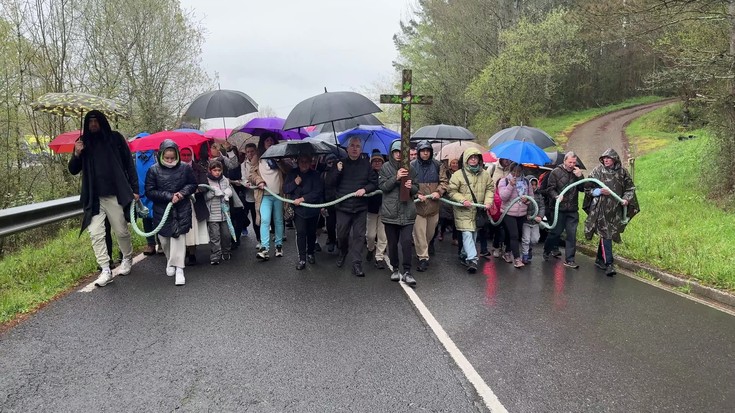 800 bat fededun batu dira elizbarrutiak deitutako gurutze bidean