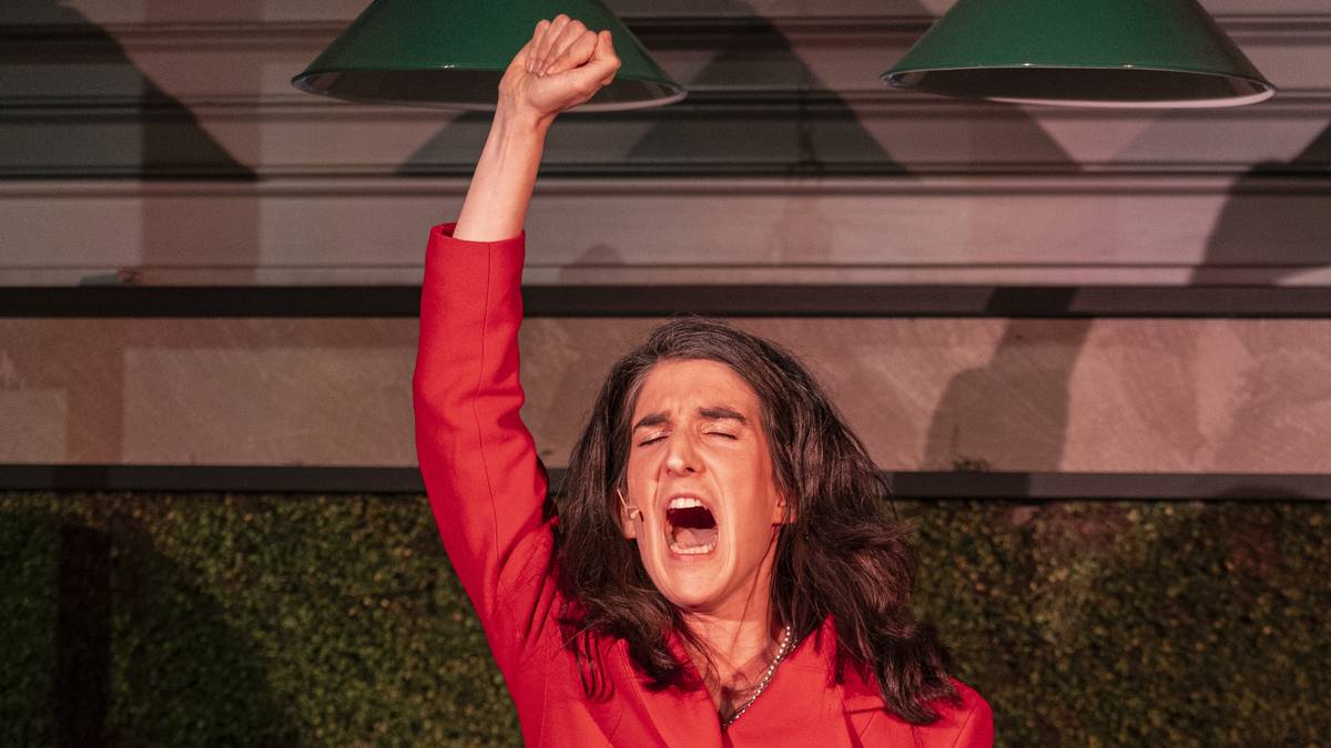 Maryse Urruty: "Jendeak erran digu ze beharrezkoa den euskaraz umore politikoa egitea"