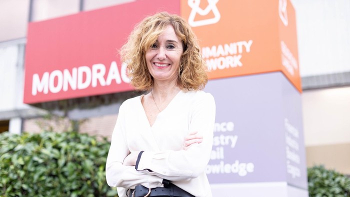 Aspegi saria jasoko du Mondragon Kongresuko presidente Leire Mugerzak, Eider Sanchezekin batera