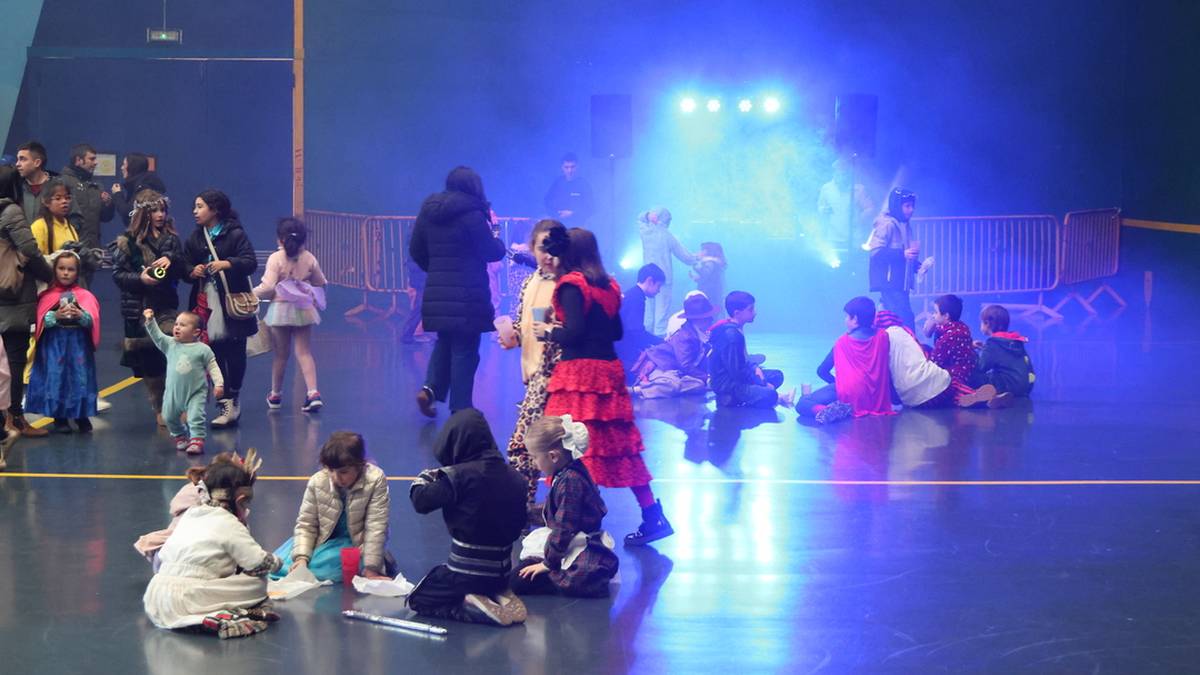 Dantzan eta txokolatea jaten ospatu dituzte inauteriak Elgetako gaztetxoek