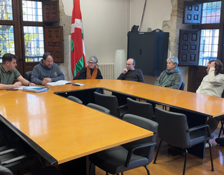 AHTaren lanek ur-horniduran sortutako arazoak konpontzeko eskatu dio udalbatzak ADIFi udal adierazpenaren bidez