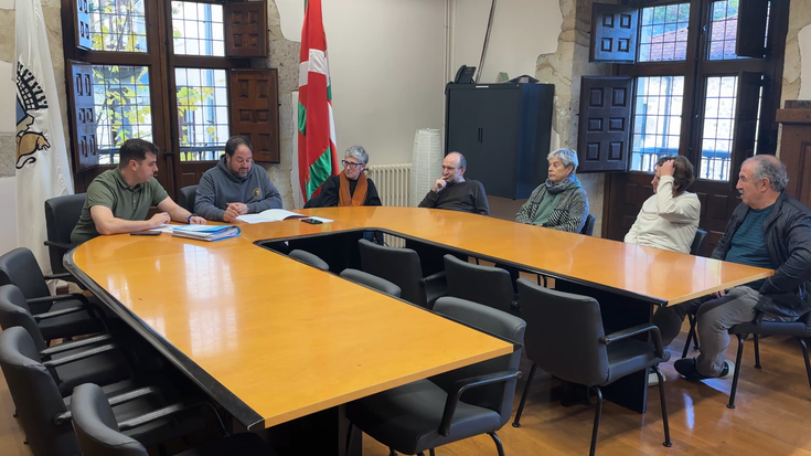 AHTaren lanek ur-horniduran sortutako arazoak konpontzeko eskatu dio udalbatzak ADIFi udal adierazpenaren bidez