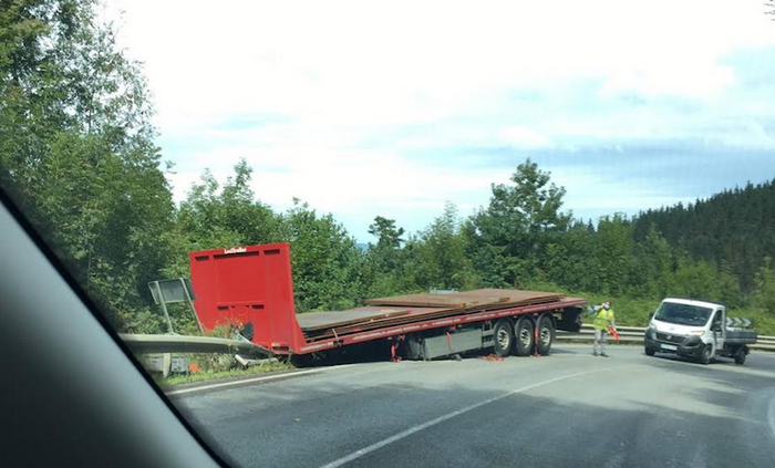 Kamioi bati atoia askatu zaio Kanpazarren eta trafikoan eragiten ari da