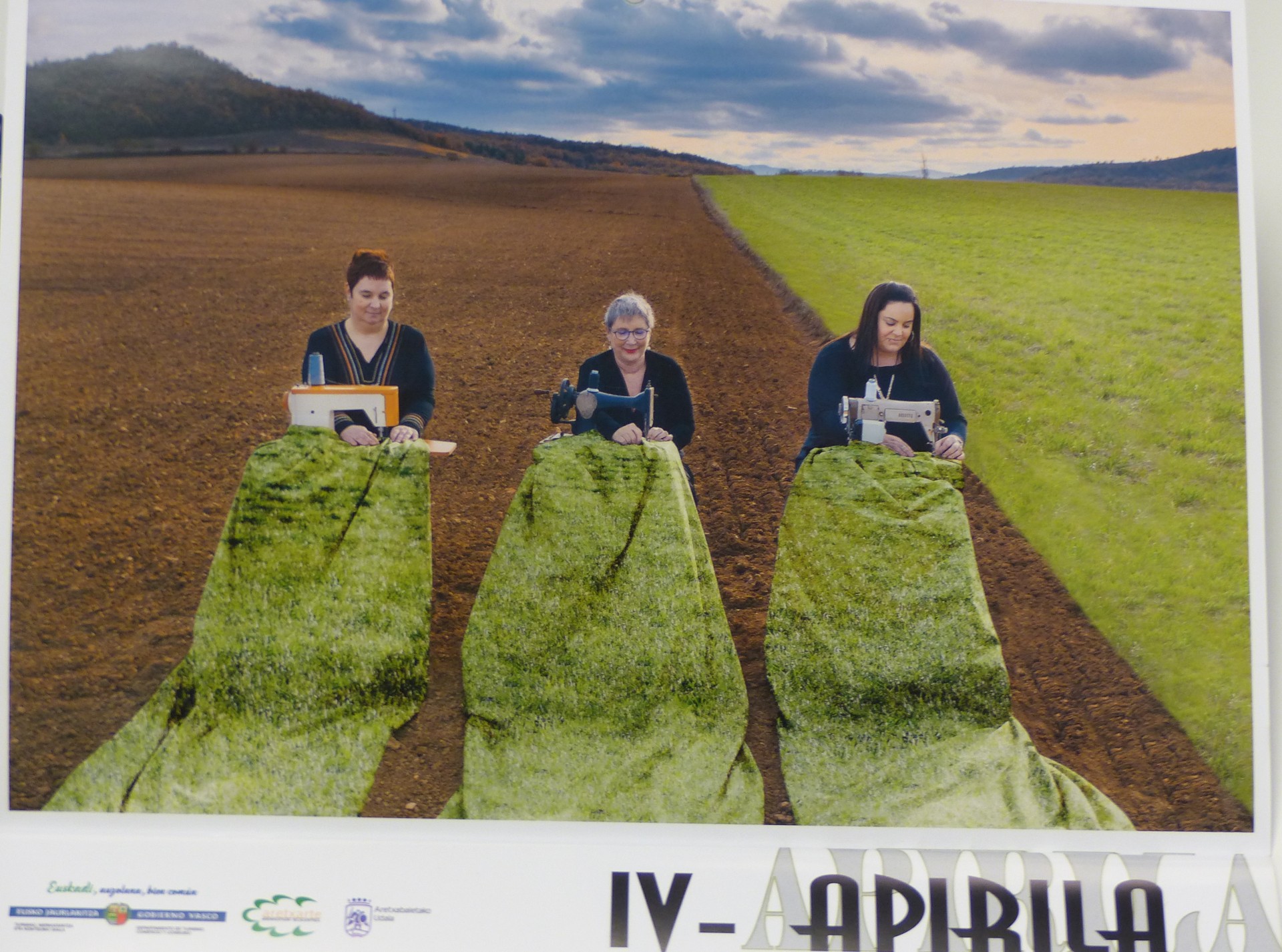 Aretxarteko kideak, aurten ere, egutegia oparitzen dabiltza bezeroei