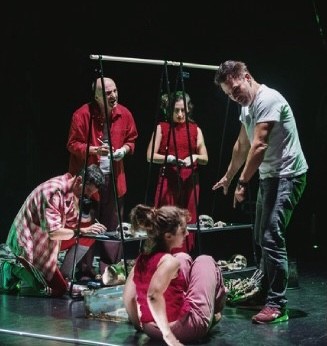 'Nor naizen baneki' antzezlana